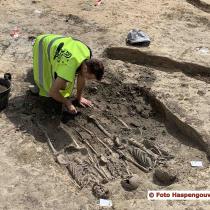 “Heel vreemd: vaak zagen we dat volwassen en kinderen samen begraven werden” Archeologe Natasja De Winter